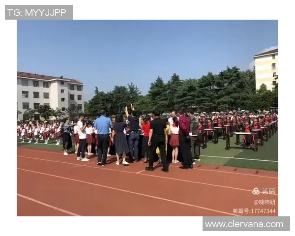 在阳光明媚的下午我们一起踢足球的快乐时光